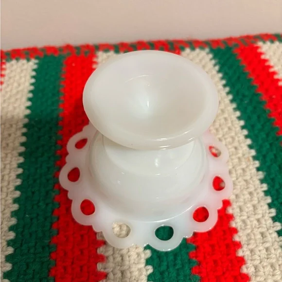 Small vintage Milk Glass bowl 5x5x3 - Picture 3 of 3